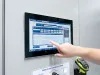 Lakýrník nastavuje lakovací process v řídicím systému ESCO