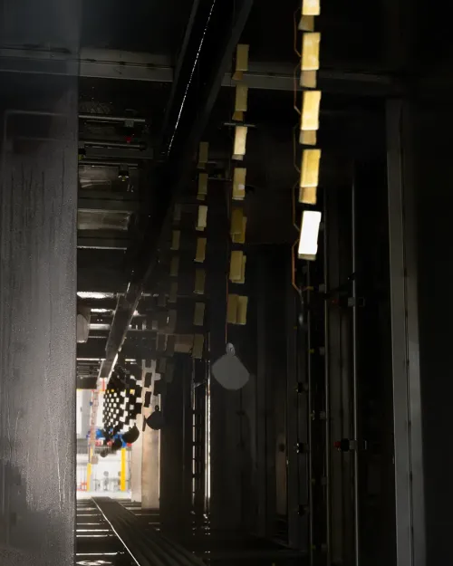 Kovové díly procházející stanicí chemické předúpravy