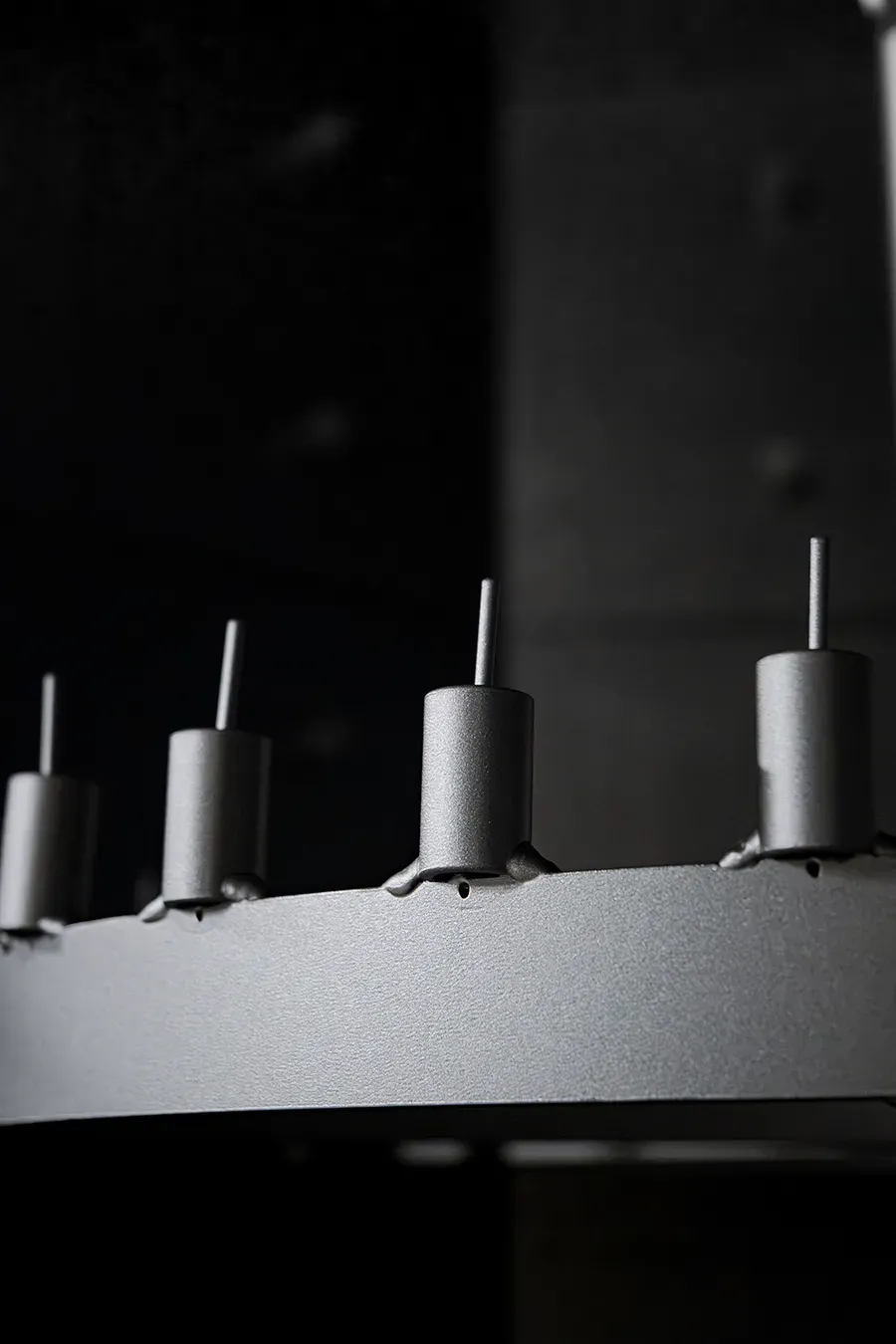 Závěsný systém pro tryskání ocelových patron