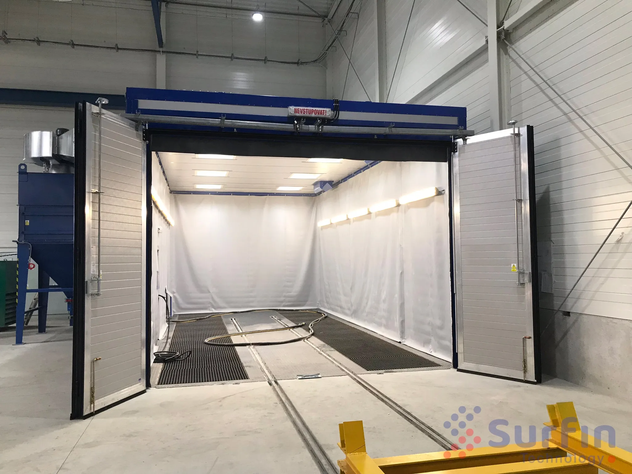 Manual blasting chamber