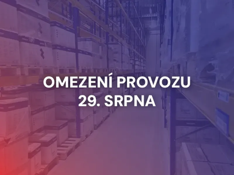 Červeno-modrý baner se skladem v pozadí s textem "Omezení provozu 29. srpna"