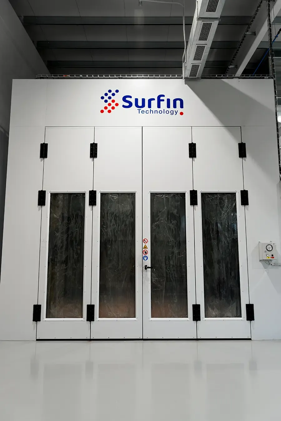 Mokrá lakovací kabina se zavřenými dveřmi