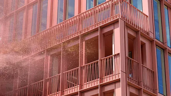 Červená fasáda budovy s práškovým nátěrem