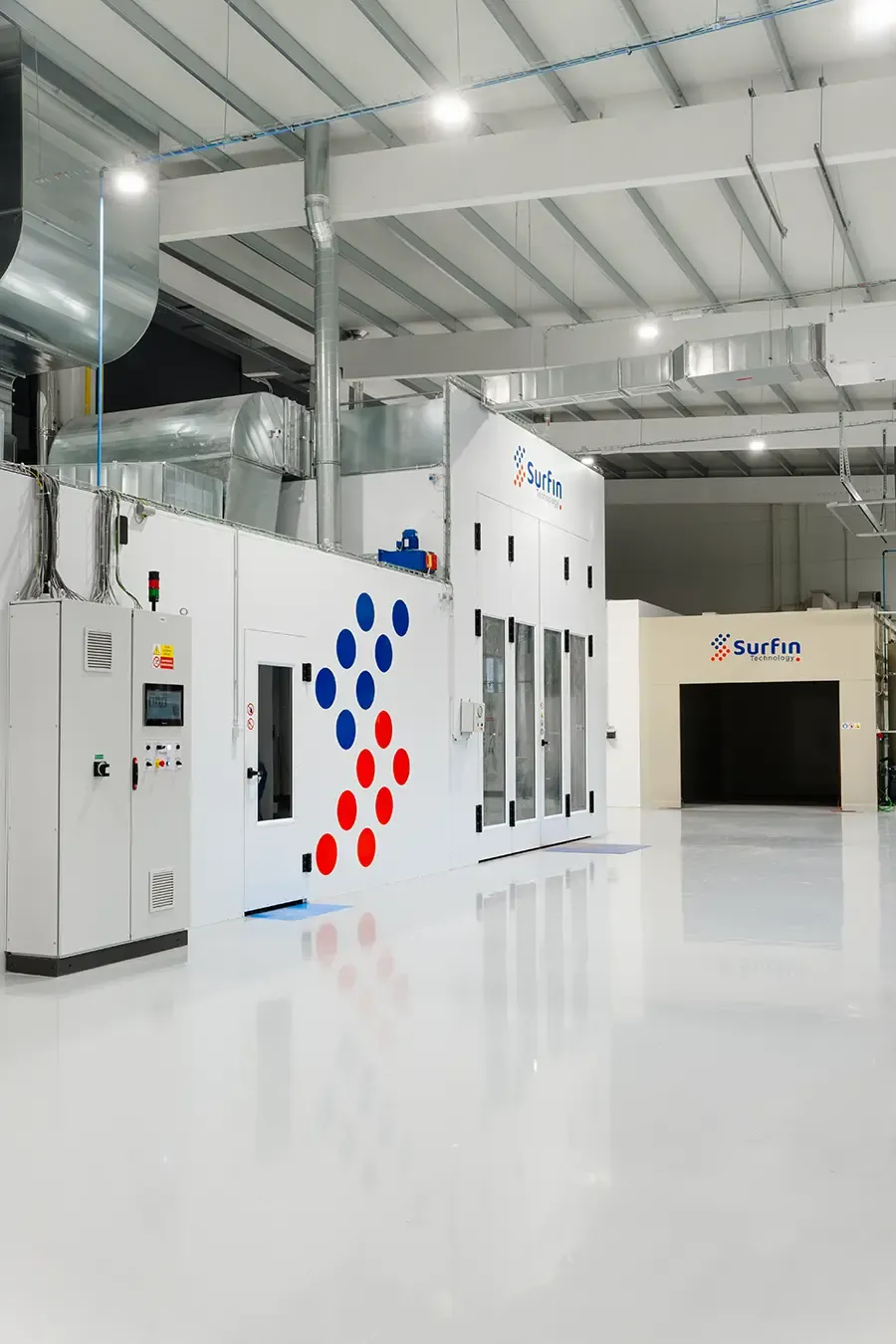 Dvojice lakovacích kabin v průmyslové mokré lakovně