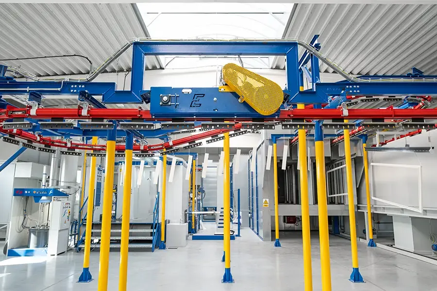 Modrý a červený podvěsný dopravník