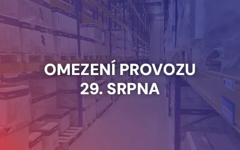 Červeno-modrý baner se skladem v pozadí s textem "Omezení provozu 29. srpna"