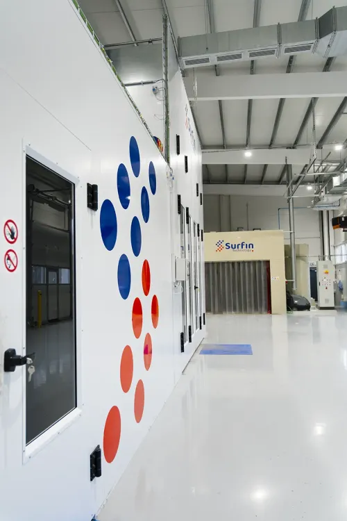 Mokrá lakovna s červeným a modrým logem SURFIN Technology