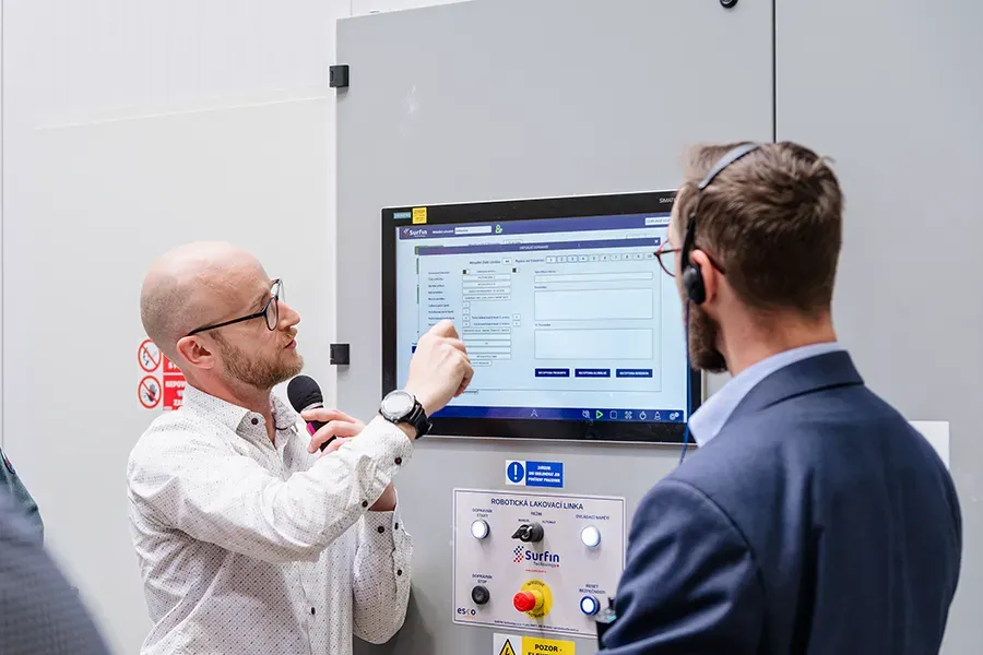 Vedoucí realizací Radim Svačina vysvětluje řídicí systém ESCO