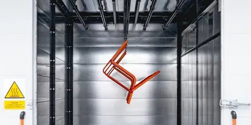 Oranžová židle ve vytvrzovací peci