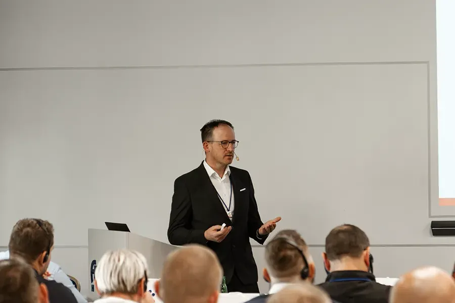 Aleš Habe z firmy Gostol TST prezentující před obecenstvem