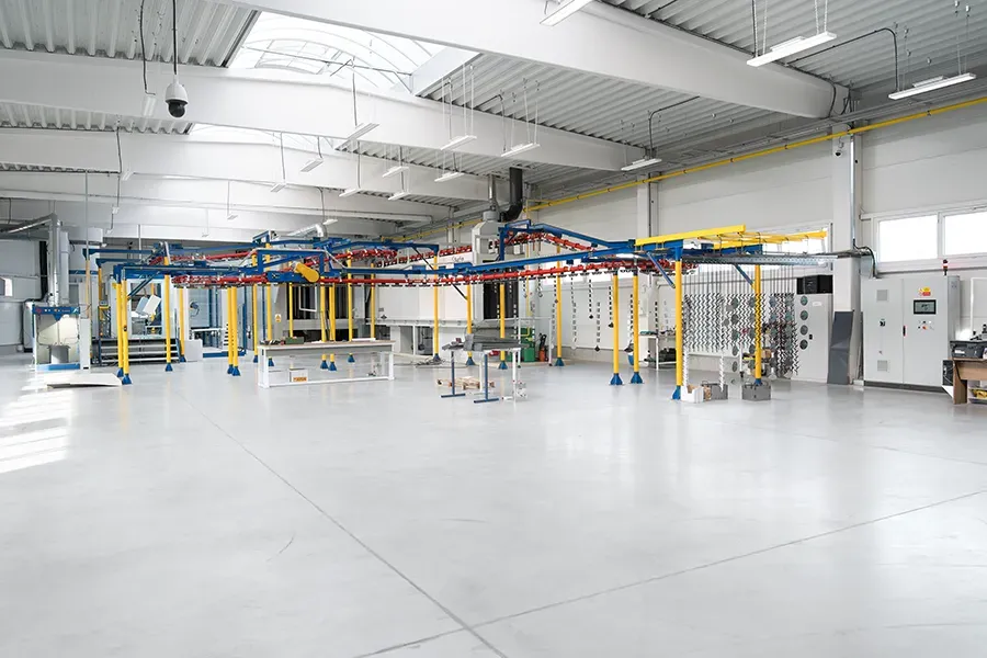 Prášková lakovací linka s podvěsným dopravníkem