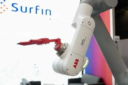 Robotická paže s červeným nástavcem