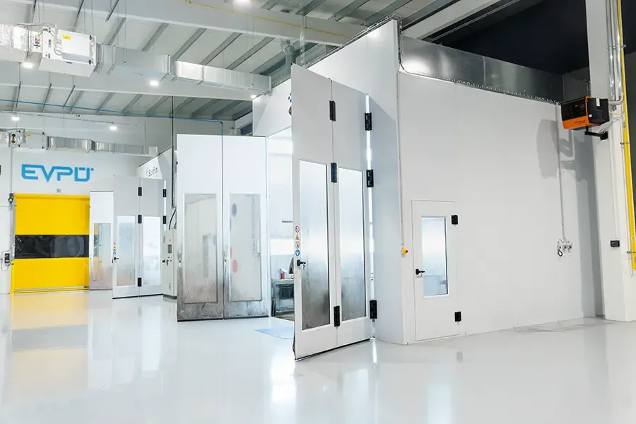 Dvě mokré lakovací kabiny s otevřenými dveřmi