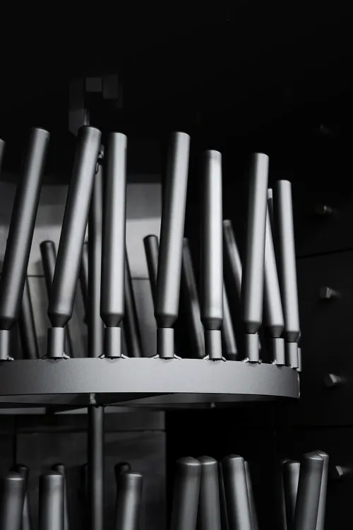 Kovové patrony naložené na závěsném systému