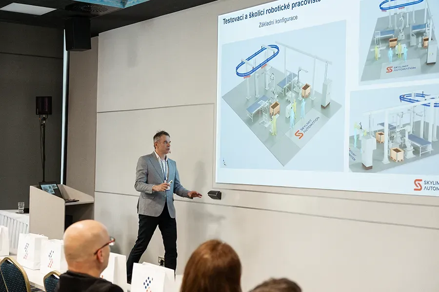 CEO  Skylimit Automation Radek Gebhart prezentuje