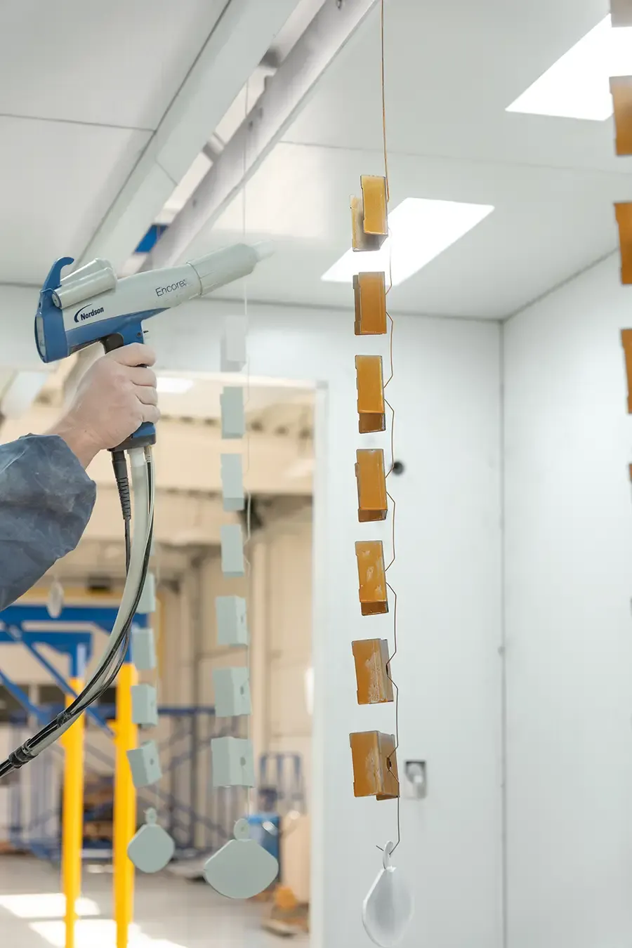 Lakýrník lakující díly práškovou barvou v lakovací kabině