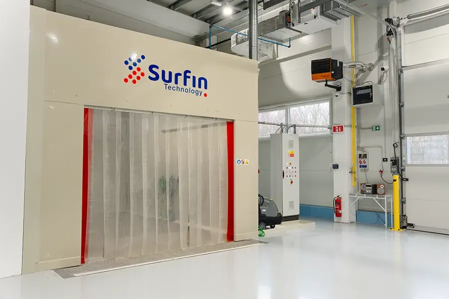 Boční pohled na mycí box a kontrolní panel