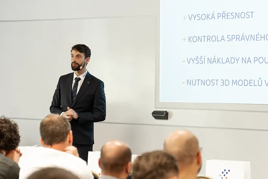 Tomáš Habán prezentující na konferenci