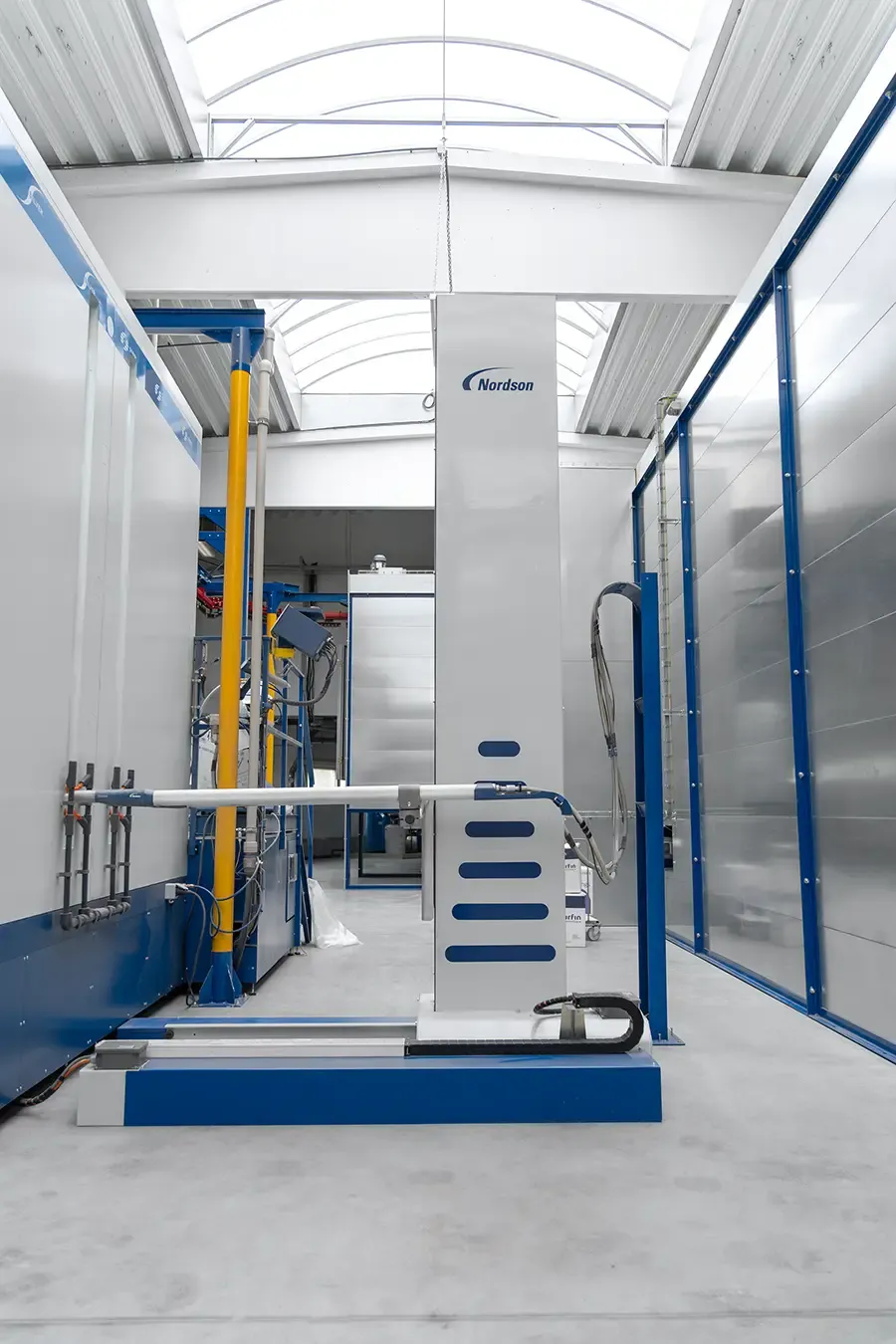 Automatické lakovací manipulátory vedle lakovací kabiny