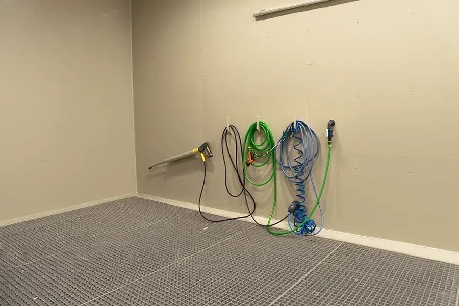 Mycí zařízení uvnitř průmyslového mycího boxu