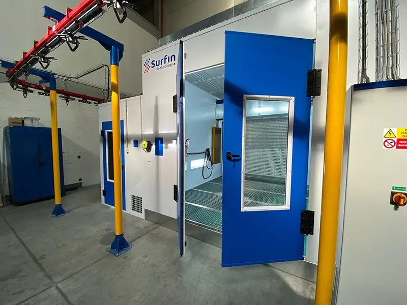Coating booth in a liquid coating line
