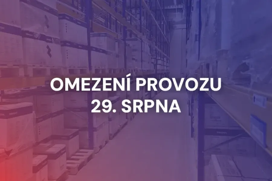 Červeno-modrý baner se skladem v pozadí s textem "Omezení provozu 29. srpna"