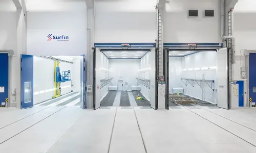 Blasting and spray-painting facility for large-sized heat exchangers