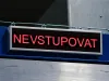 Bezpečnostní značení kompaktního tryskacího boxu – nevstupovat