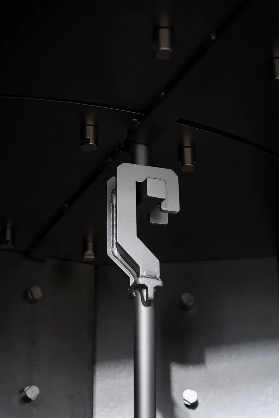 Hákové upevnění závěsného systému