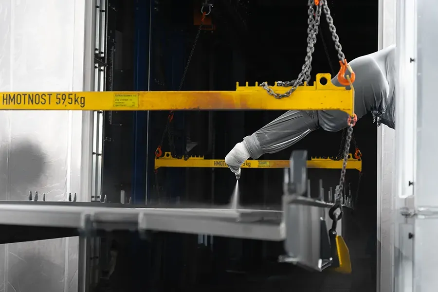 Robotické lakování vagónu mokrými barvami
