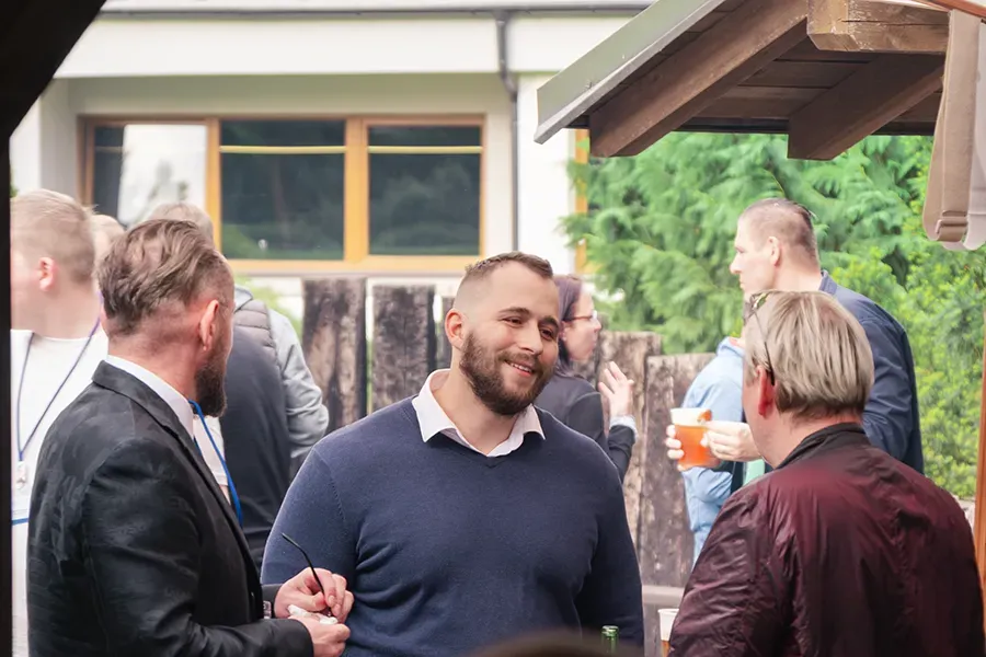 Účasníci na večerní sešlosti při konferenci SURFIN Technology