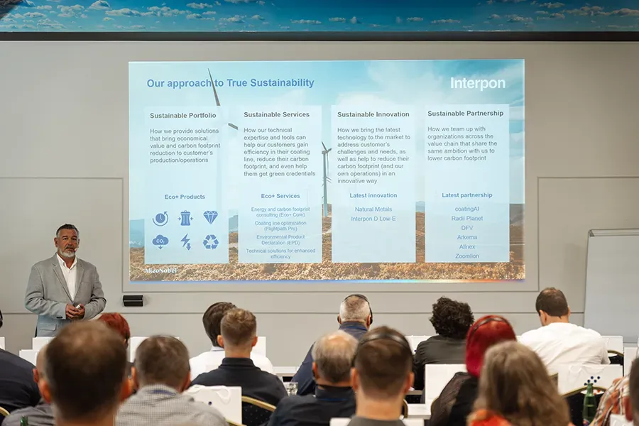 Tuna Bora Elmastas prezentující na konference SURFIN Technology