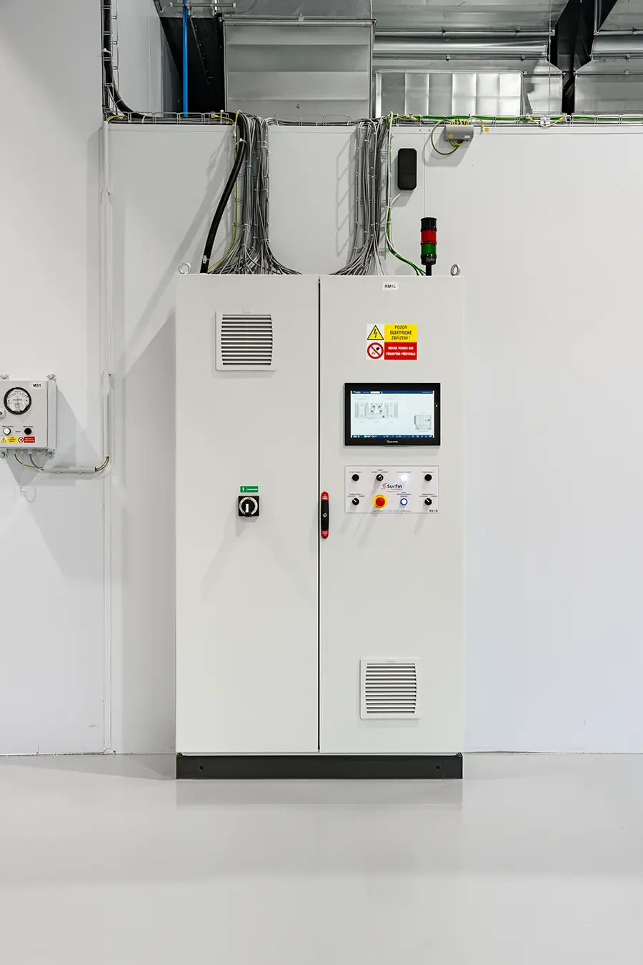 Kontrolní panel řídicího systému ESCO v mokré lakovně