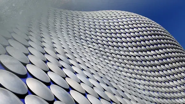 Fasáda budovy s práškově lakovanými kovovými kruhy