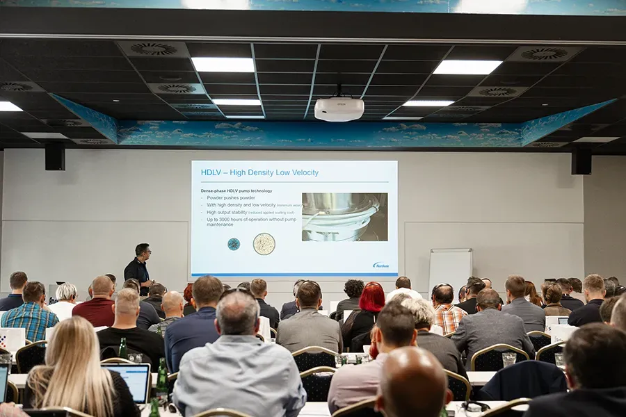 Sergey Guskov prezentující na konferenci SURFIN Technology