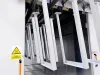 Umyté kovové díly zasouvané do sušicí pece