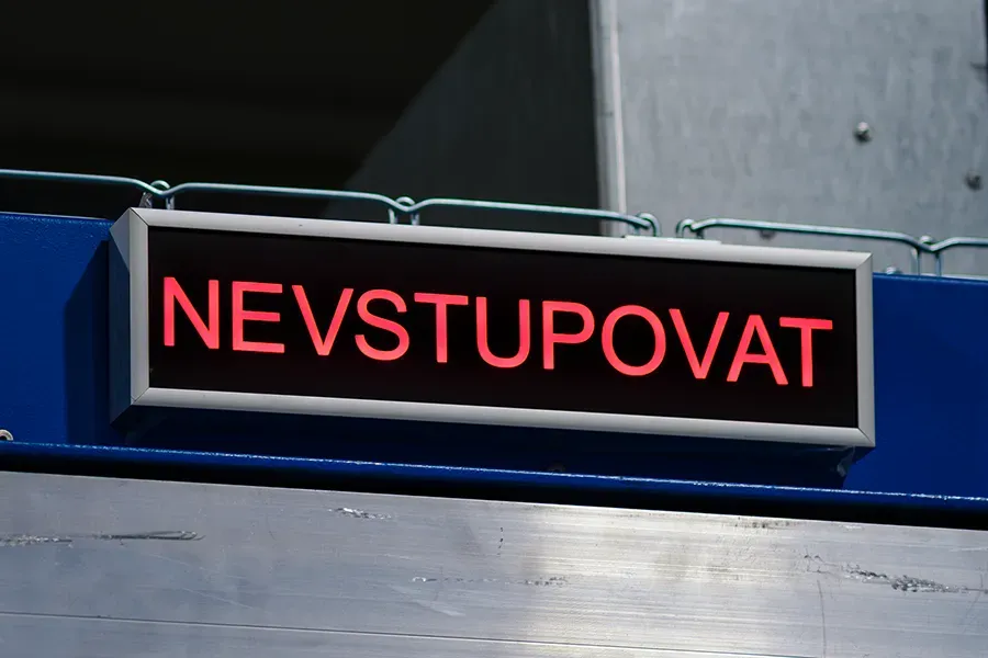 Bezpečnostní značení kompaktního tryskacího boxu – nevstupovat