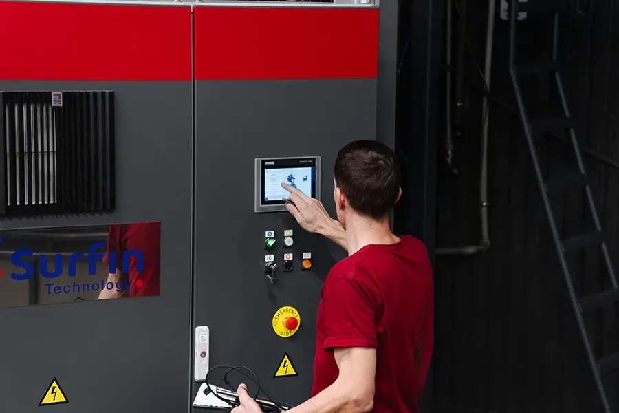 Pracovník ovládá tryskací zařízení