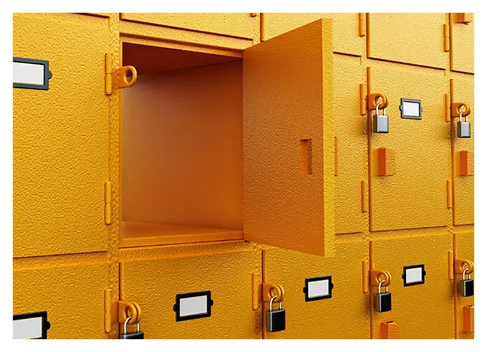 Oranžové školní skřínky nalakované pomocí práškových barev