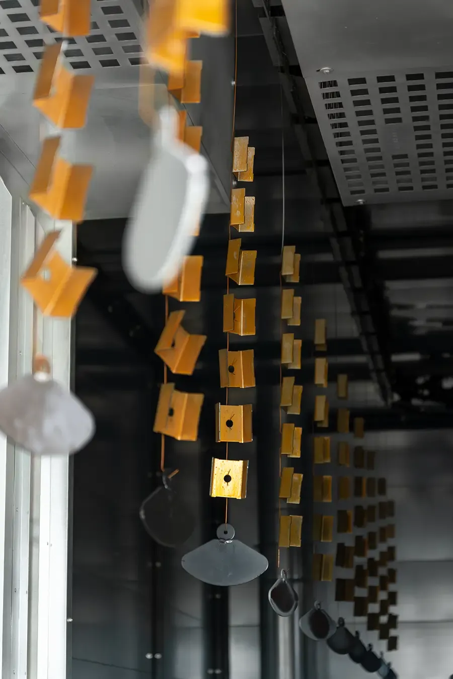 Kovové díly po chemické předúpravě vstupující do sušicí pece