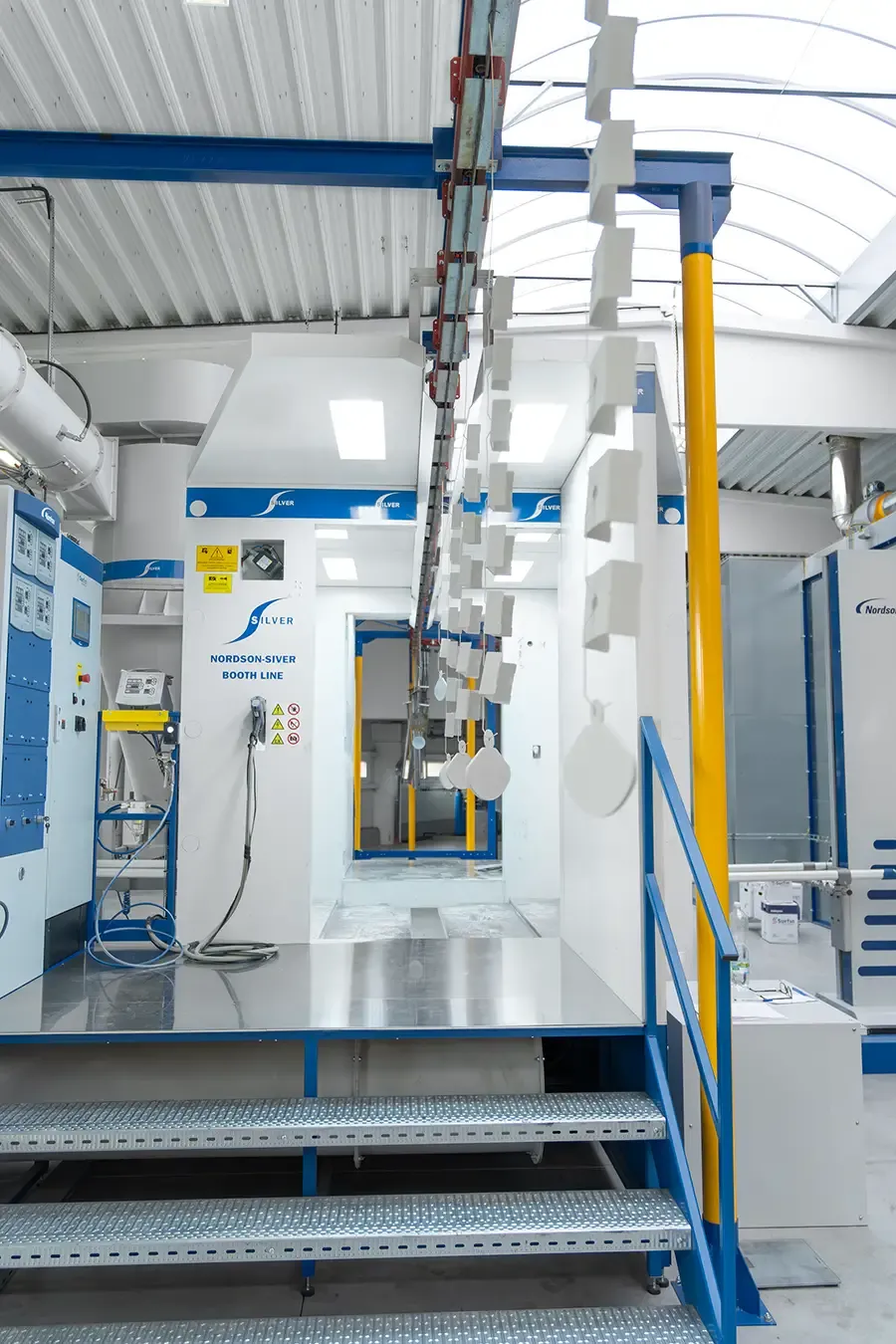 Kovové díly opouštějící lakovací kabinu