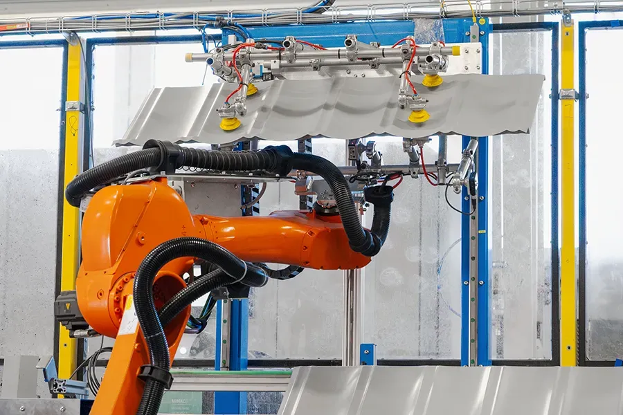 Nanášení dílů pomocí přísavek v robotické stanicu