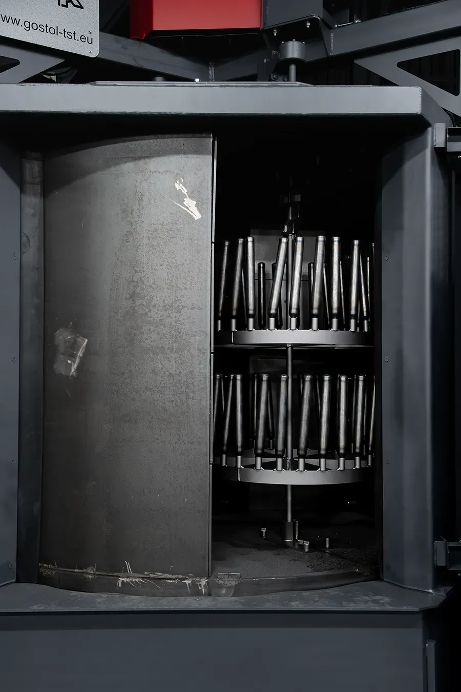 Karuselové tryskací zařízení během tryskacího cyklu