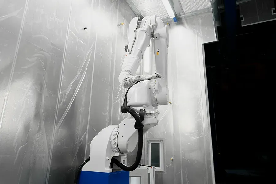 Sedmiosý lakovací robot