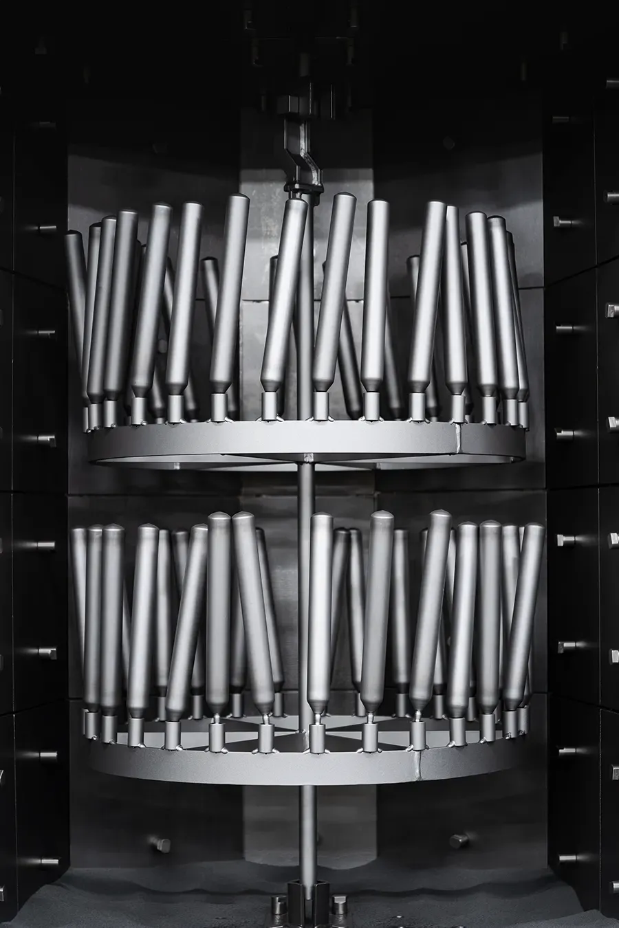 Tryskací zařízení s naloženým závěsným systémem