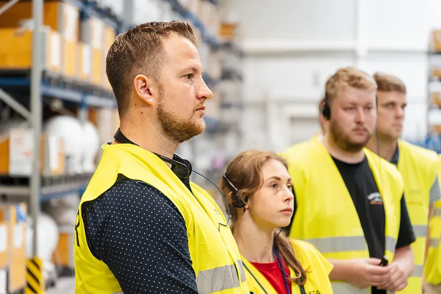 Můž poslouchající prezentaci v industriálním zázemí