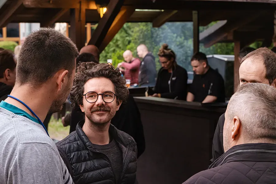 Smějící se muž na večerní sešlosti po konferenci SURFIN Technology