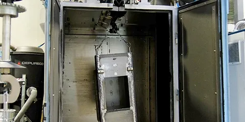 Blasting chamber with hanged metal part
