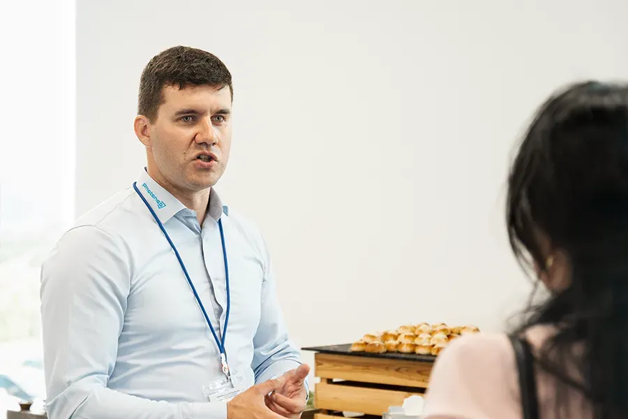 Představitel firmy Photoneo mluví s účasníkem konference SURFIN Technology