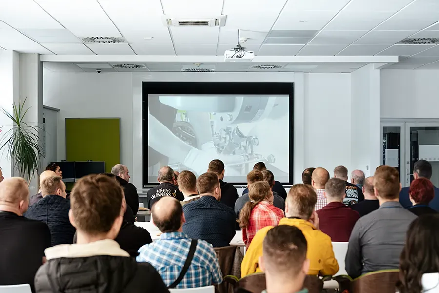 Obecenstvo sledující video na projektoru